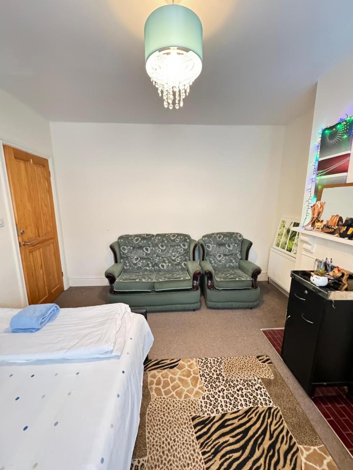 Big Private Room In Town Centre Eastleigh Exterior photo